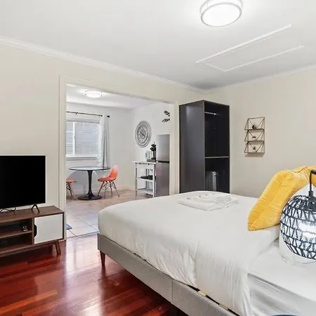Lovely Relaxing Private Studio Near Westlake